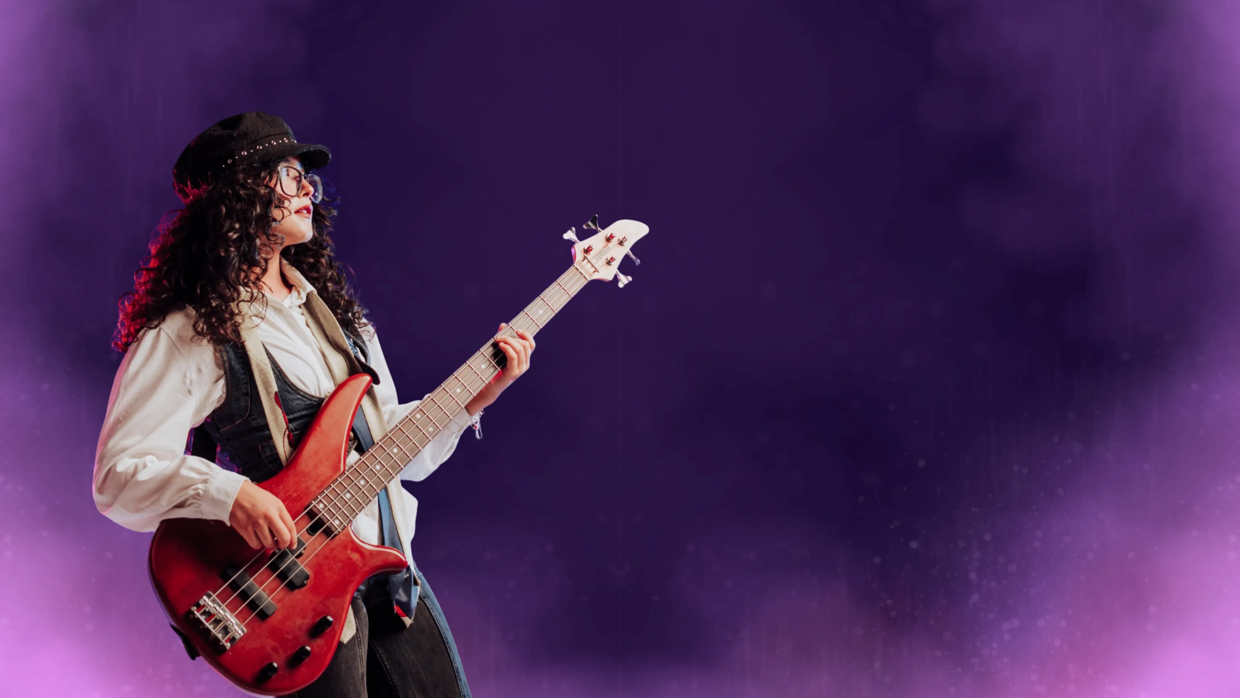 Chica tocando instrumento Bajo